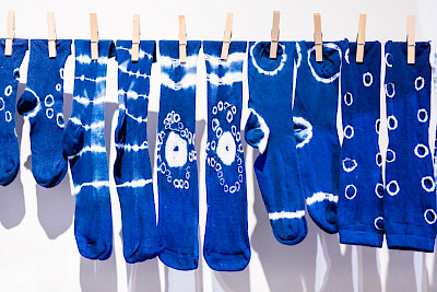 Gemusterte Socken färben