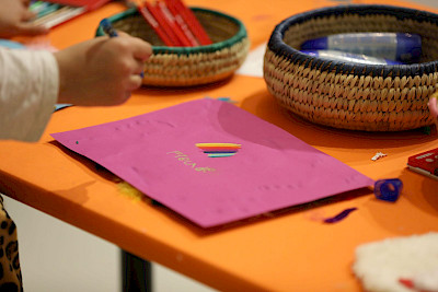 Bunte Spuren auf der Leinwand